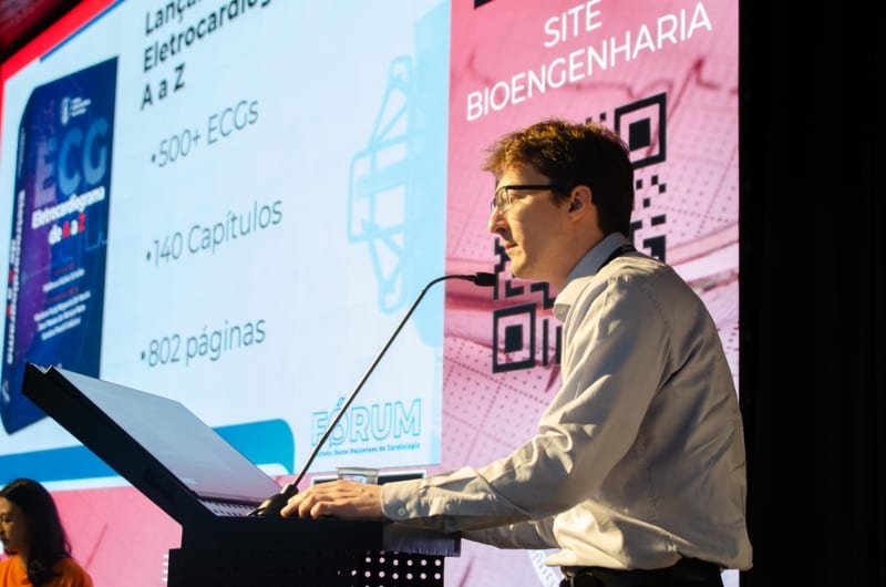 Dr. Matheus Kiszka Scheffer apresentando no púlpito durante congresso