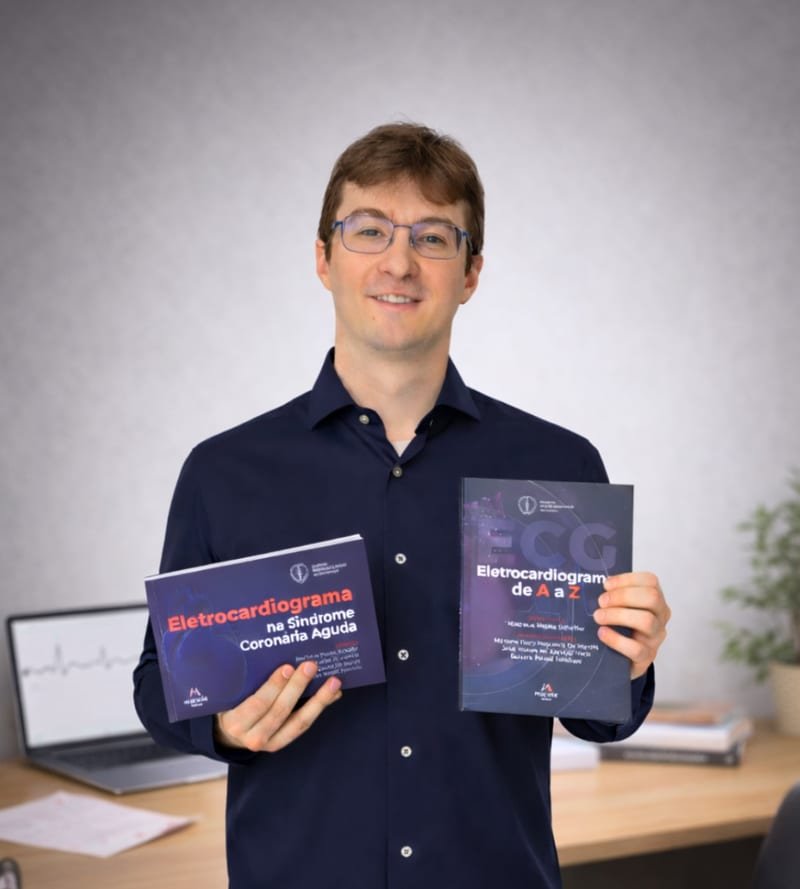 Dr. Matheus Kiszka Scheffer com os livros Eletrocardiograma de A a Z e Eletrocardiograma na Síndrome Coronária Aguda